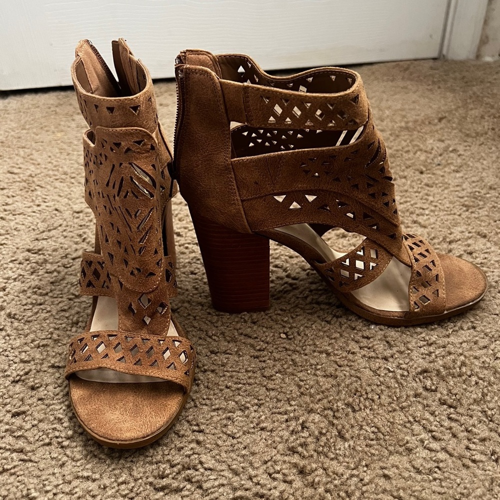 Brown boots/sandals with heel